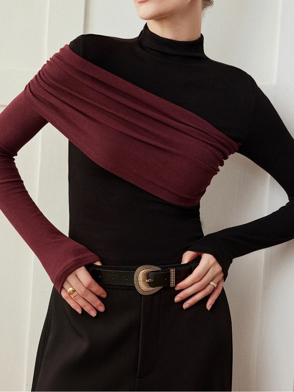 Commense Color block Turtleneck - Black & Burgundy Size L